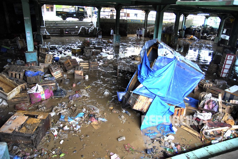 Sejumlah anak melihat sisa lumpur akibat banjir di Pasar Induk Jambu Dua, Kota Bogor, Jawa Barat, Jum'at (26/4).