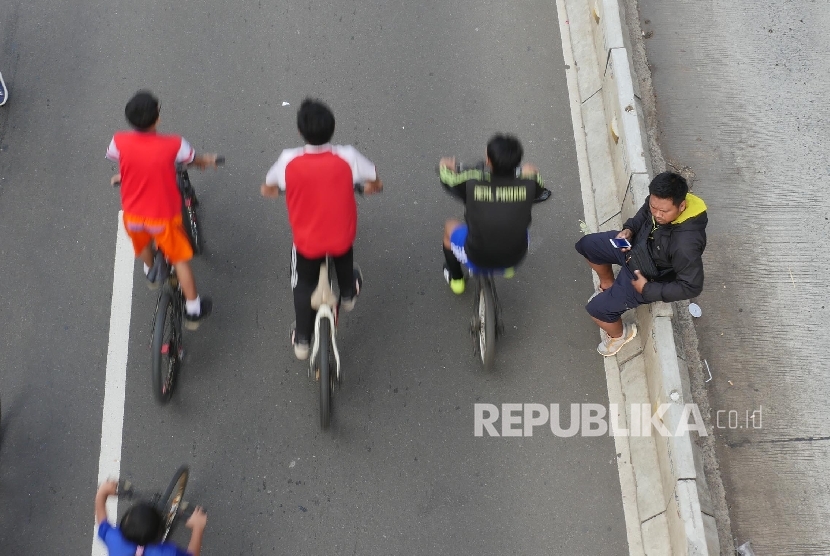  Sejumlah anak melintas menggunakan sepeda di ruas jalan Thamrin Jakarta saat diberlakukannya waktu Car Free Day (CFD). 
