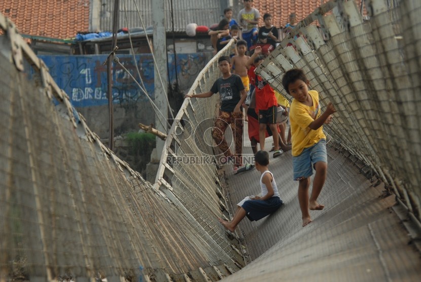  Sejumlah anak melintasi jembatan gantung miring / ilustrasi ( Republika/Rakhmawaty La'lang)