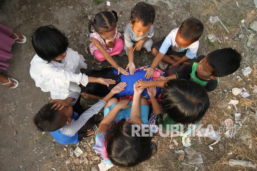Menunggu waktu berbuka, sejumlah anak memainkan permainan tradisional. (ilustrasi foto anak-anak bermain).