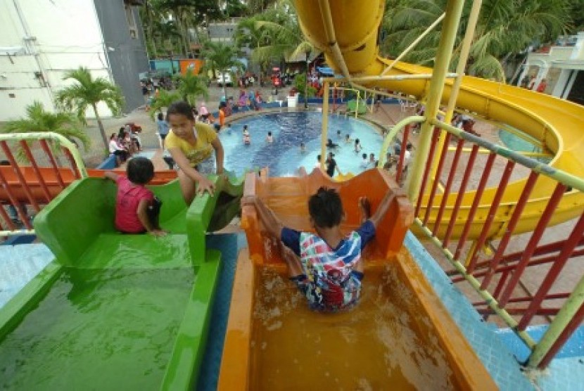 Sejumlah anak memanfaatkan libur sekolah dengan bermain di wahana salah satu hotel di Pangandaran, Jawa Barat, Senin (21/12).