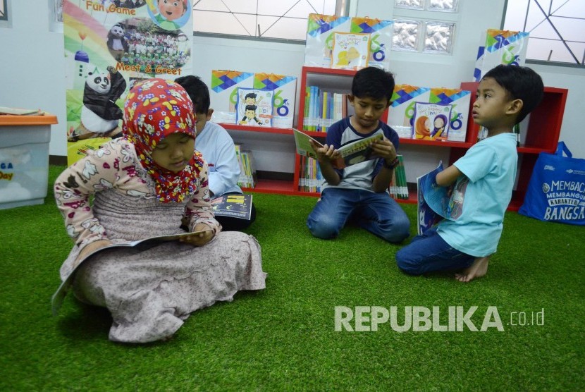 Sejumlah anak membaca buku-buku islami untuk anak di Perpustakaan Masjid Pusdai, Kota Bandung.