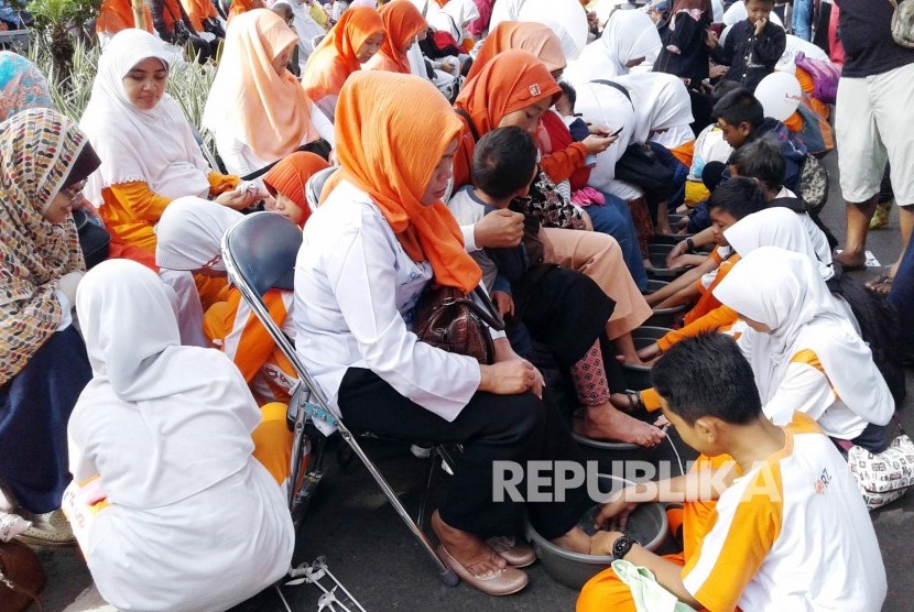 Sejumlah anak membasuh kaki ibunya pada Tarhib Ramadhan Rumah Zakat (RZ) di Jl Ir H Djuanda, Kota Bandung, Ahad (30/5). (Foto: Dede Lukman Hakim)