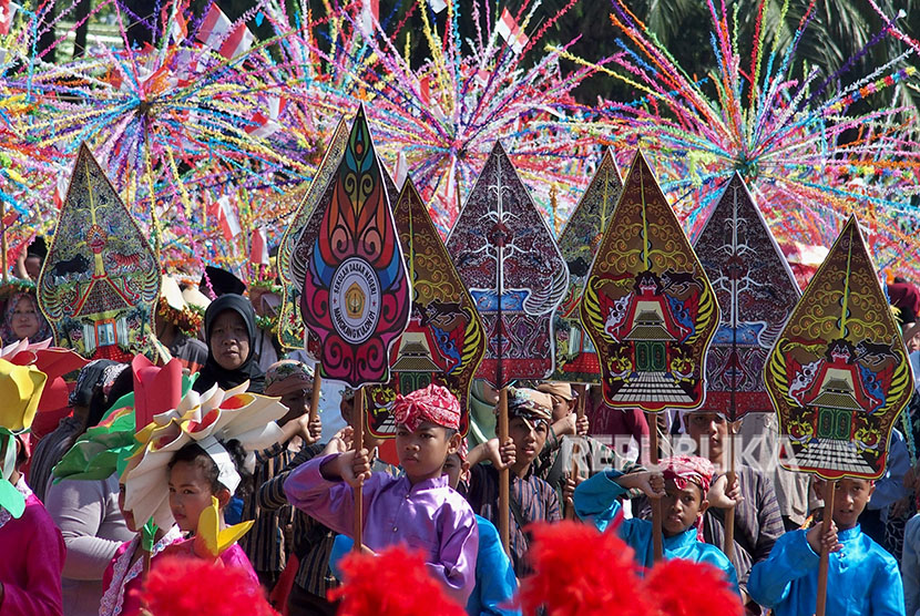 Sejumlah anak membawa gunungan wayang saat mengikuti Karnaval Budaya Dugderan untuk menyambut datangnya bulan Ramadan, di Semarang, Jawa Tengah. (Foto diambil sebelum masa pandemi) 