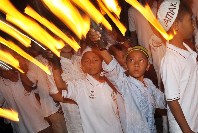 Sejumlah anak membawa obor dalam pawai malam Takbiran di Masjid Al Muhajirin, Kepaon, Denpasar, Bali, Rabu (7/8). (Antara/Nyoman Budhiana)
