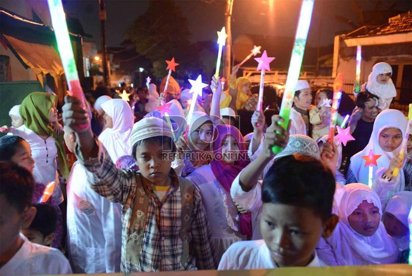 Sejumlah anak membawa obor lampu berkeliling dalam pawai malam Takbiran (ilustrasi). Pemerintah Kota (Pemkot) Solo  meminta warga meniadakan takbiran keliling