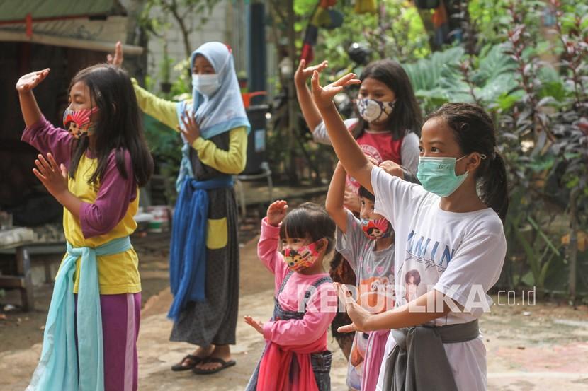 Sejumlah anak membawakan tari Betawi di Sanggar Sangkar Semut, Depok, Jawa Barat, beberapa waktu lalu. Pelatihan tari gratis oleh Komunitas Sangkar Semut tersebut untuk mengenalkan budaya Betawi mengembangkan bakat anak. (ilustrasi)