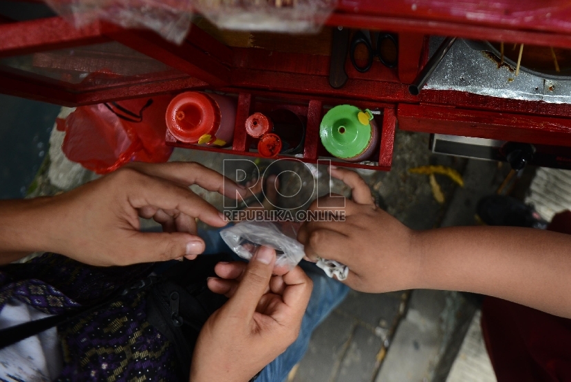 Sejumlah anak membeli jajanan di salah satu Sekolah Dasar Kawasan Jakarta Selatan, Selasa (7/4). 