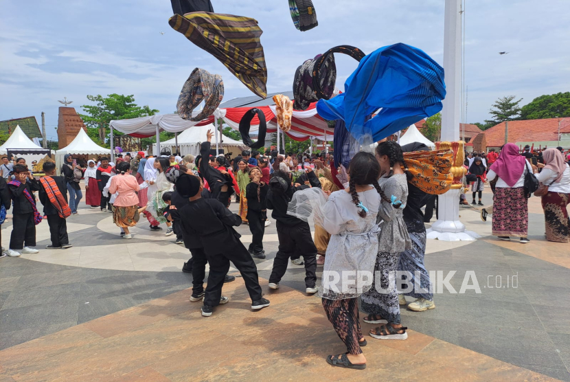 Sejumlah anak menampilkan permainan tradisional dalam kegiatan Riksa Budaya dan Festival Mangga, di Alun-alun Indramayu, Senin (2/12/2024). 