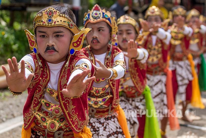 Sejumlah anak menari tarian prajuritan saat pertunjukan seni Merti Desa di Desa Wirogomo, Banyubiru, Kabupaten Semarang, Jawa Tengah. Merti desa memang sarat akan kegiatan budaya dan ritual di beberapa daerah.