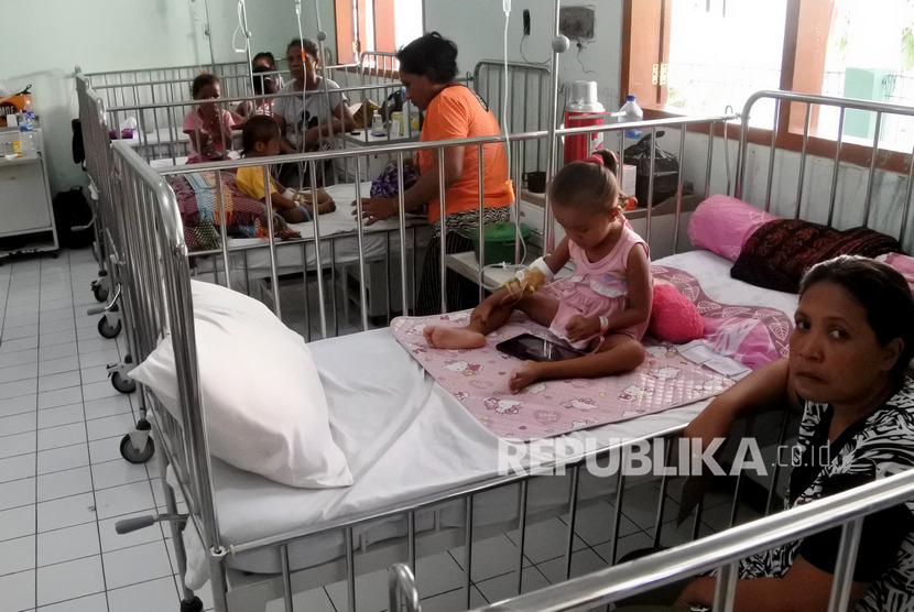 Sejumlah anak mendapat perawatan medis akibat terserang demam berdarah dengue (DBD) di RSUD TC Hillers, Maumere, Kabupaten Sikka, NTT, Rabu (11/3/2020). 