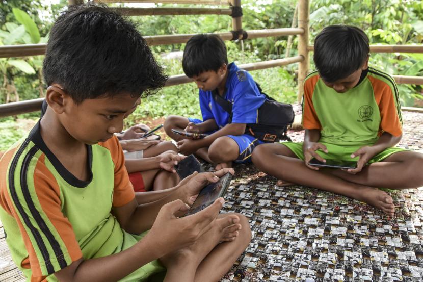 Sejumlah anak mengakses internet wifi gratis yang disediakan oleh Pemdes di Dusun Bandaruka, Desa Karanganyar, Kabupaten Ciamis, Jawa Barat.