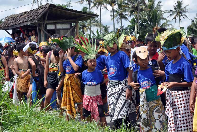   Sejumlah anak mengenakan hiasan kepala menggunakan dedaunan saat mengikuti acara Jagad Bocah Merapi 2013 di kawasan lereng Gunung Merapi Desa Kali Bening, Kabupaten Magelang, Jateng, Ahad (10/2).  (Antara/Anis Efizudin)