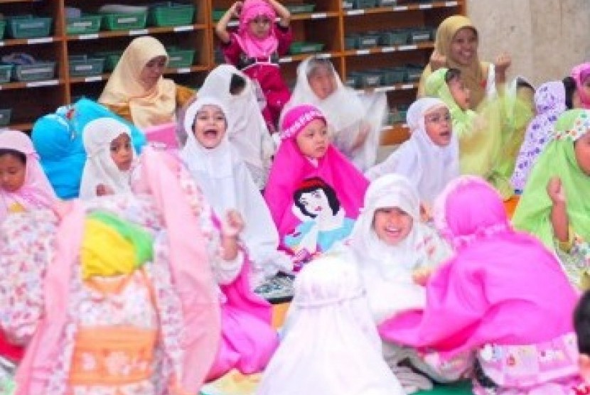 Sejumlah anak mengikuti belajar shalat tarawih bersama yang diadakan oleh Kelompok Bermain dan Raudhatul Athfal Istiqlal (KB-RA Istiqlal) di Masjid Istiqlal, Jakarta, Kamis (4/8). Di Bulan Ramadhan ini KB-RA Istiqlal memberikan Pendidikan Anak Usia Dini (P