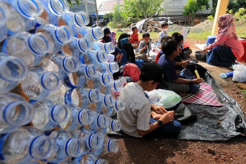 Sejumlah anak mengikuti edukasi pemanfaatan sampah botol plastik di Desa Lampaseh Aceh, Meuraxa, Banda Aceh, Aceh.  etilen glikol yang digunakan sebagai peluruh di dalam sirup obat batuk, juga digunakan sebagai bahan dasar pembuatan botol-botol plastik jenis  polyethylene terephthalate (PET) untuk air mineral. Faktanya, senyawa etilen glikol dalam sirup obat batuk dan sebagai bahan dasar pembuatan  botol PET, jelas tidak saling terkait karena berbeda peruntukan dan pengaruhnya. 