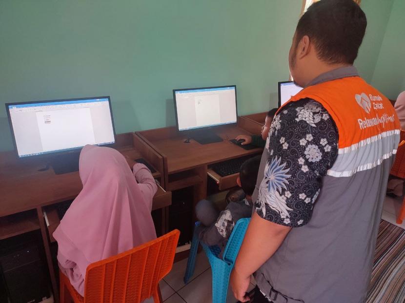 Sejumlah anak mengikuti pembelajaran pengetahuan dasar mengenai komputer yang dipandu tutor dari Rumah Zakat.