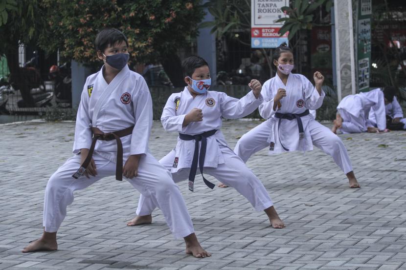 Sejumlah anak mengikuti latihan olahraga bela diri karate. Komite Olahraga Nasional Indonesia (KONI) Pusat menunjuk Kota Bogor dan Kota Bekasi sebagai tuan rumah ajang perdana Pekan Olahraga Bela Diri