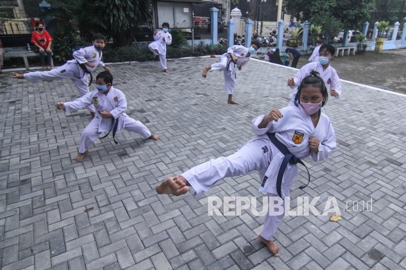 Sejumlah anak mengikuti latihan olahraga bela diri karate di Sukmajaya, Depok, Jawa Barat. Pemkot Depok akan membangun empat pusat olahraga dan sentra UMKM di empat kecamatan.