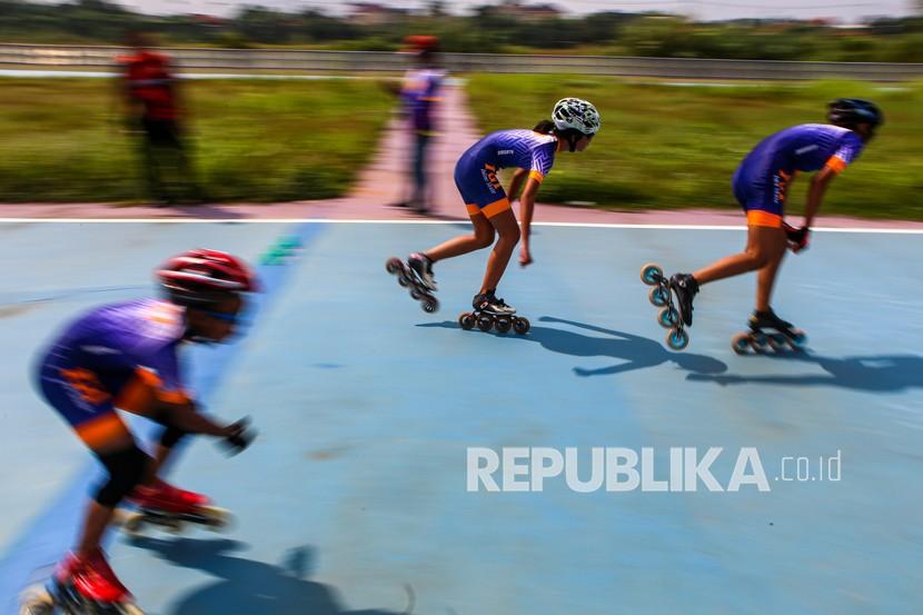 Sejumlah anak mengikuti latihan sepatu roda di Trek Sepatu Roda KONI, Kabupaten Tangerang, Banten, Ahad (15/11/2020). Latihan tersebut digelar untuk melatih potensi untuk nantinya disalurkan melalui kejuaraan tingkat daerah dan nasional. 