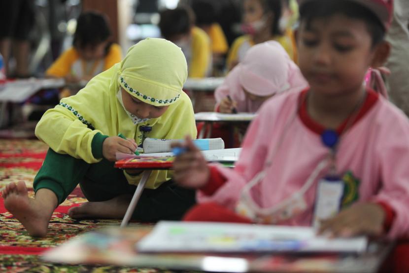 Kota Surabaya, Jawa Timur, meraih penghargaan Kota Layak Anak (KLA) kategori utama dari Kementerian Pemberdayaan Perempuan dan Perlindungan Anak (PPPA) RI. Penghargaan ini diberikan pada Peringatan Hari Anak Nasional (HAN) 2022. (ilustrasi)