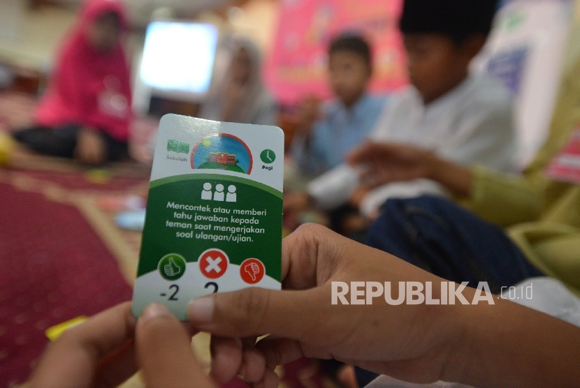 Sejumlah anak mengikuti permaiknan kejujuran saat pesantren kilat ramadhan dalam rangkaian acara Wonderfull Ramadhan yang diadakan oleh Remaja Islam Sunda Kelapa (Riska) di Masjid Agung Sunda Kelapa, Jakarta, Sabtu (10/6). 
