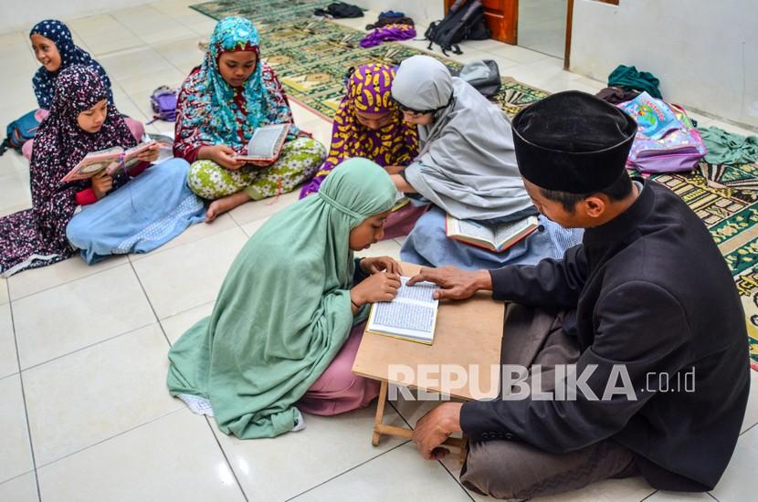 Magrib Mengaji (ilustrasi).Pemkot Sukabumi berupaya memberantas buta baca Alquran. 