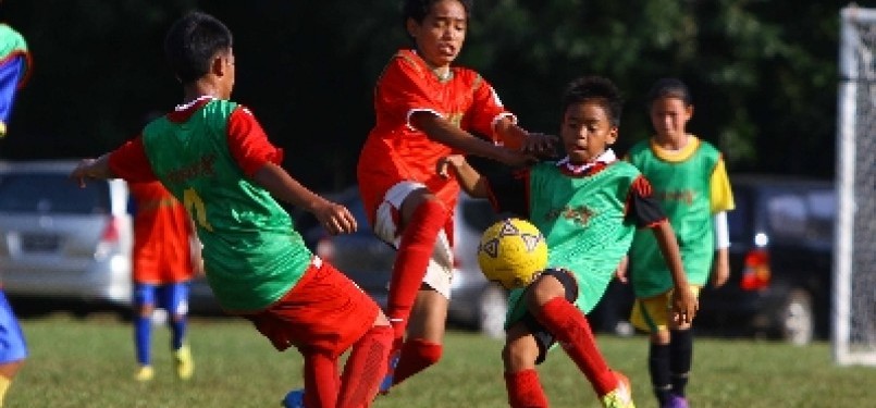 Sejumlah anak mengikuti seleksi tim nasional U-12 di Lapangan C Senayan, Jakarta, Selasa (6/3)