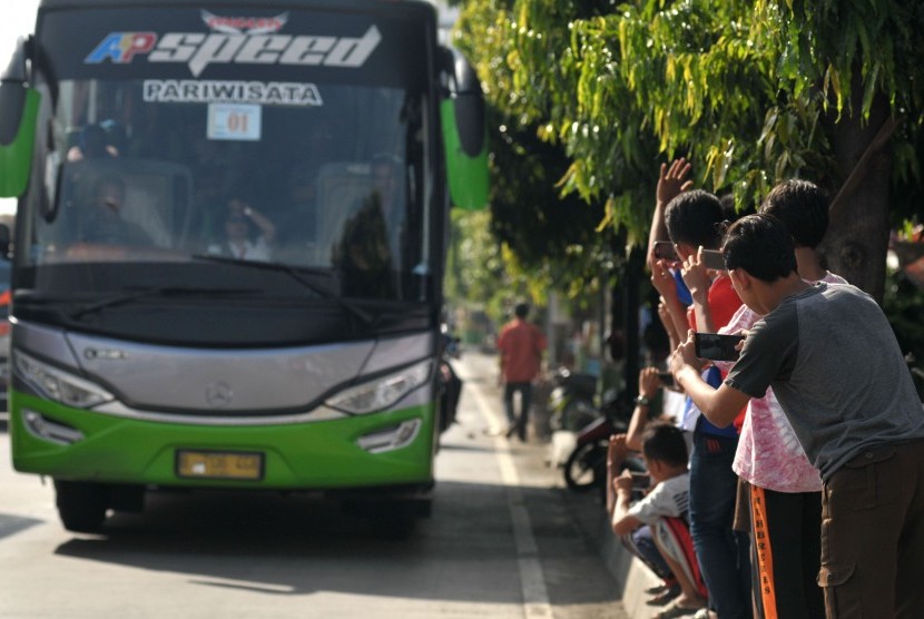 Sejumlah anak mengoperasikan telepon genggam saat menunggu bus yang membunyikan klakson telolet melintas di jalur Pantura, Brebes, Jawa Tengah, Rabu (21/12).