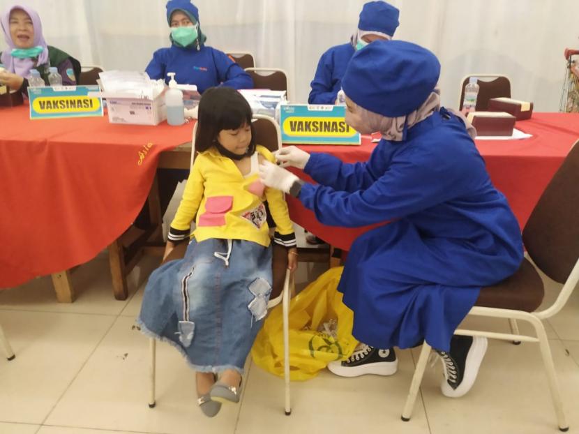 Sejumlah anak menjalani vaksinasi Covid-19 di Ballroom Asia Plaza, Kota Tasikmalaya, Rabu (12/1/2022).