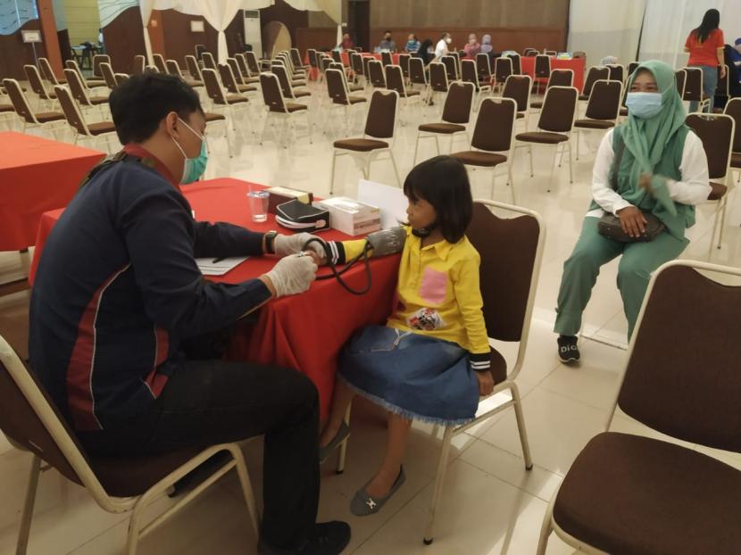Sejumlah anak menjalani vaksinasi Covid-19 di Ballroom Asia Plaza, Kota Tasikmalaya, Rabu (12/1/2022). Dinas Kesehatan Kota Tasikmalaya mencatat penambahan kasus Covid-19 harian mengalami penurunan dibandingkan sebelumnya. 