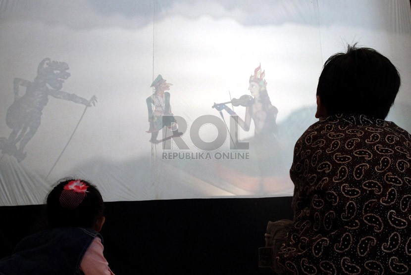  Sejumlah anak menyaksikan mempertunjukan wayang kontemporer oleh Wayang Tavip di Museum Nasional, Jakarta Pusat, Ahad, (7/10).  (Adhi Wicaksono)