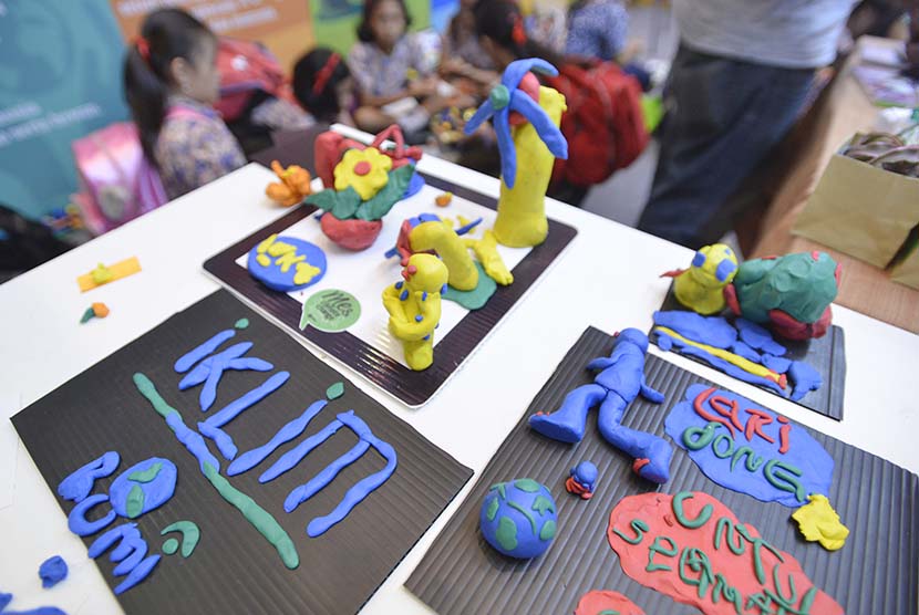 Sejumlah anak menyelesaikan karya tentang perubahan iklim menggunakan lilin mainan ketika mengunjungi Indonesia Climate Change Education and Expo di Jakarta Convention Center, Jakarta, Jumat (15/5). (Antara/Wahyu Putro A)