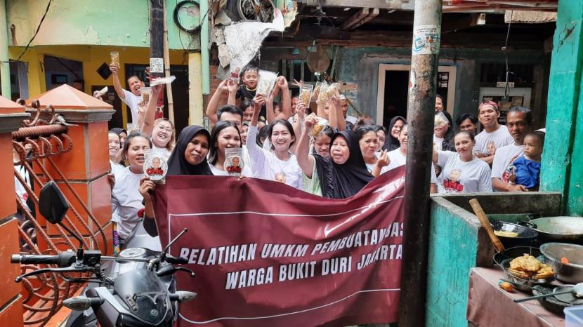 Sejumlah anak muda antusias mengikuti pelatihan UMKM pembuatan bakso goreng (basreng) di bilangan Bukit Duri, Jakarta Selatan. 