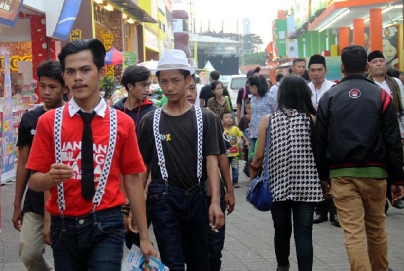 Sejumlah anak muda mengunjungi Pekan Raya Jakarta (PRJ) Kemayoran di JIEXPO, Kemayoran, Jakarta, Senin (16/6). 