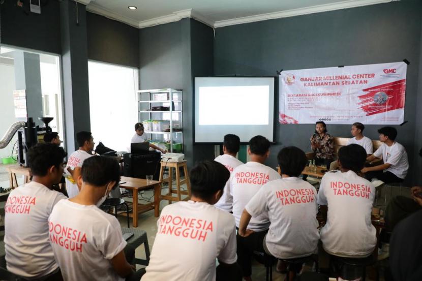 Sejumlah anak muda yang tergabung dalam Ganjar Milenial Center  Kalimantan Selatan (GMC Kalsel)  mendeklarasikan dukungan. 