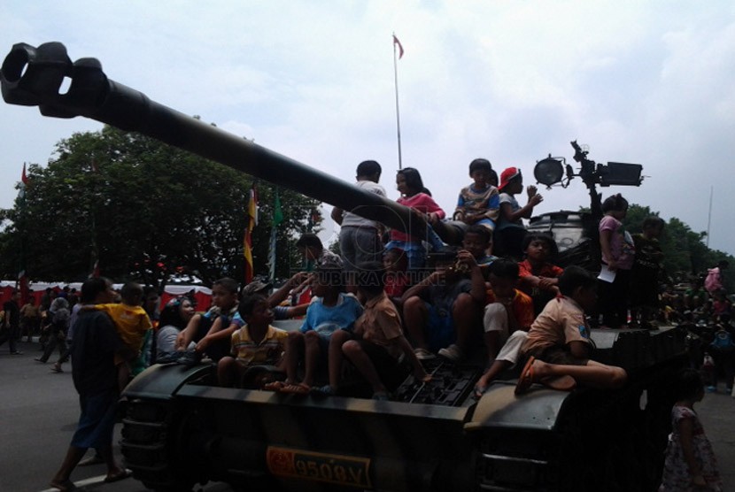  Sejumlah anak naik keatas tank, usai gladi resik peringatan Hari Juang Kartika di Kodam V/Brawijaya, Surabaya, Sabtu (14/12). (Republika/Agung Sasongko)
