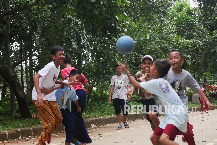 Sejumlah anak nampak bermain bola di sekitar taman BKT Jakarta, Rabu (8/3).