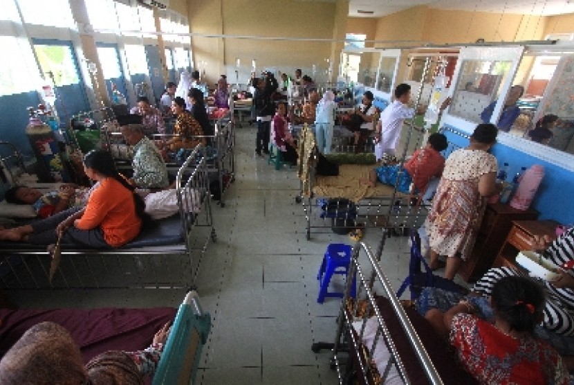 Sejumlah anak pasien demam berdarah (DB) menjalani perawatan ruang anak RSUD Indramayu, Jawa Barat, Jumat (30/1).