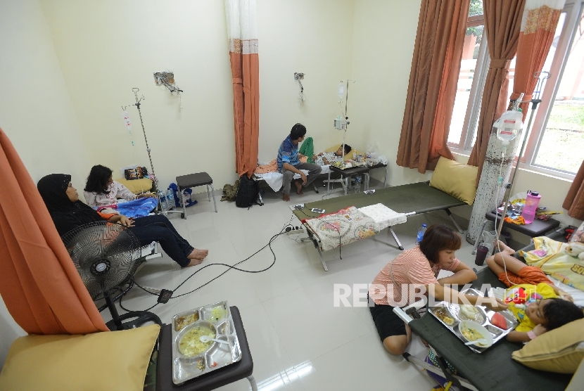  Sejumlah anak pasien Demam Berdarah Dengue (DBD) dirawat dengan menggunakan velbed di ruangan cempaka yang berada di Rumah Sakit Umum Daerah (RSUD) Cibinong, Bogor, Jawa Barat, Selasa (1/3). 