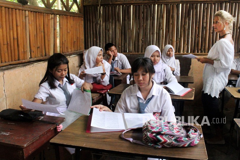 Sejumlah anak pemulung dan dhuafa mengikuti pelajaran bahasa Inggris untuk kelas SMA anak-anak pemulung dan dhuafa sekolah KAMI, di Bekasi, Jawa Barat, Senin (4/11/2019).