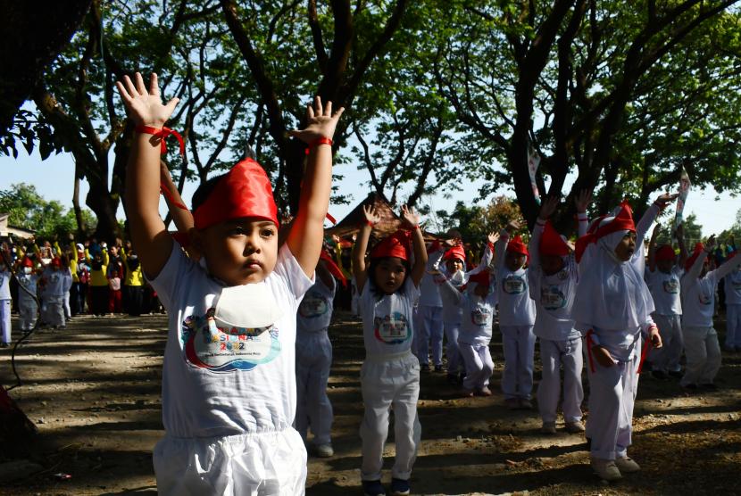 Sejumlah anak Pendidikan Anak Usia Dini (PAUD) mengikuti senam saat memperingati Hari Anak Nasional (HAN) 2022 di Kota Madiun, Jawa Timur, Jumat (19/8/2022). Menciptakan pembelajaran yang menyenangkan di PAUD perlu dilakukan untuk mempersiapkan anak menjadi pembelajar sepanjang hidupnya.