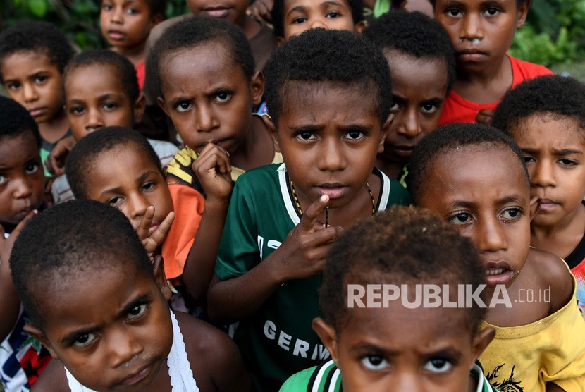 Sejumlah anak di Sentani, Jayapura, Papua. 