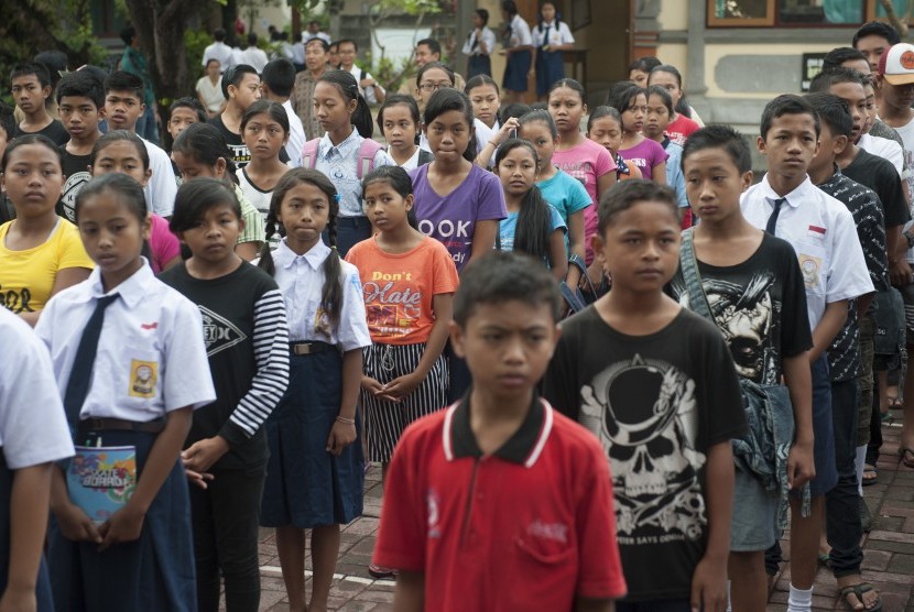 Sejumlah anak pengungsi Gunung Agung berbaris untuk didata di SMPN 3 Semarapura, Klungkung, Bali, Senin (25/9). 