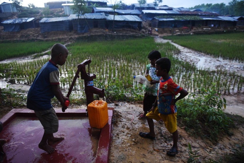 Sejumlah anak pengungsi Rohingya mengambil air di Kamp Pengungsian Ukhia, Cox Bazar, Bangladesh, Kamis (28/9).