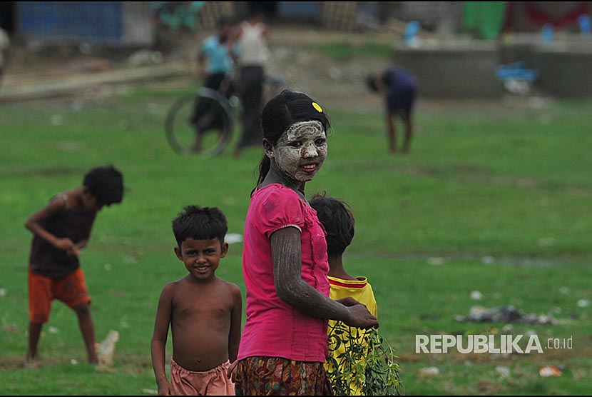 Sejumlah anak Rohingya bermain di Kamp Pengungsi Rohingya di Propinsi Sittwe, Myanmar.