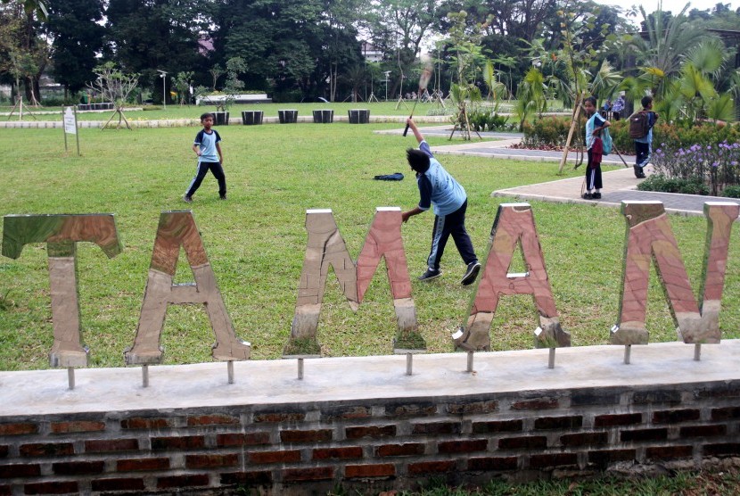 Sejumlah anak saat bermain di Taman Heulang, Tanah Sareal, Kota Bogor, Jawa Barat, Selasa (22/3).
