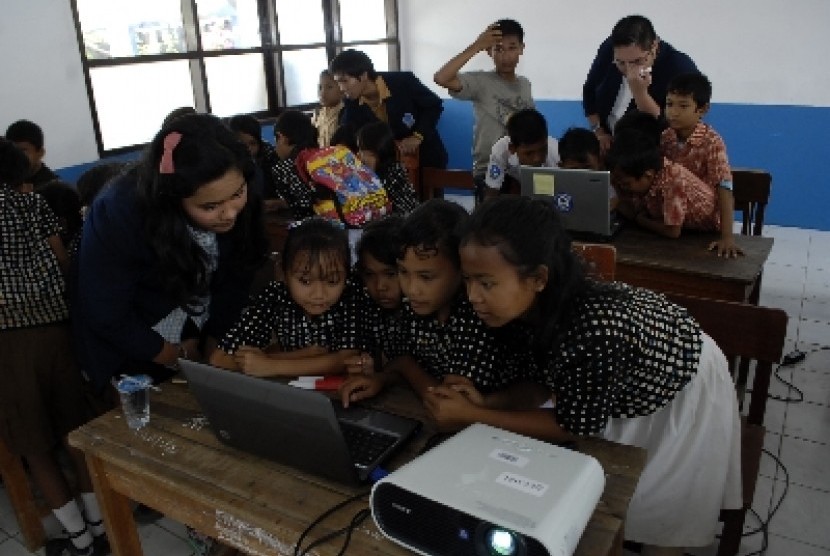 Sejumlah anak Sekolah Dasar SD Negeri Muara saat belajar mengenal internet, di Muara, Teluknaga, Kabupaten Tangerang, Banten.