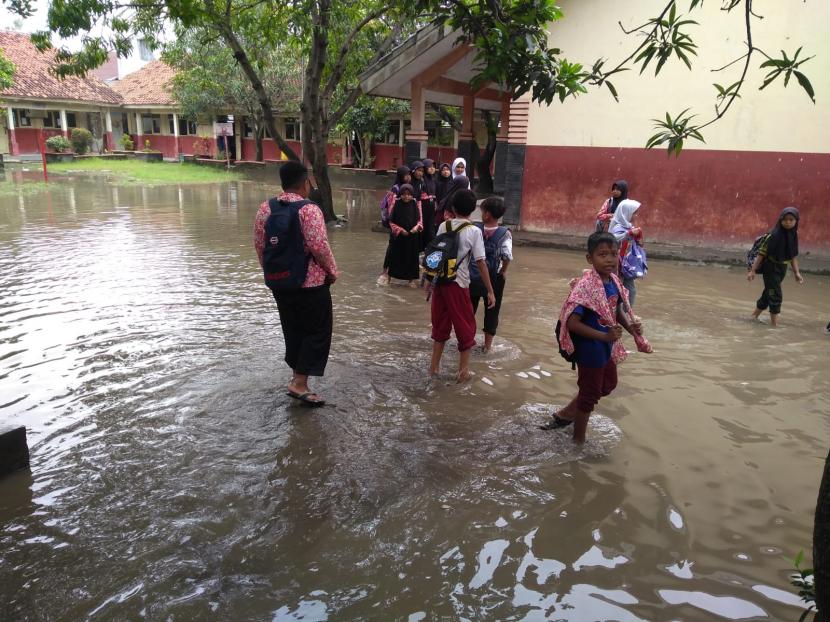 (ILUSTRASI) Sekolah terdampak banjir.