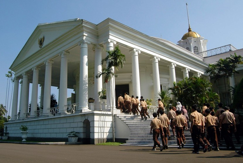 Sejumlah anak sekolah mengunjungi Istana Bogor, Kota Bogor, Jawa Barat, Rabu (25/5).