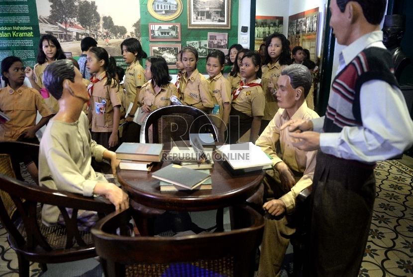 Sejumlah anak sekolah mengunjungi sambil mencari informasi di Museum Sumpah Pemuda, Jakarta, Rabu (28/10).  (Republika/Wihdan)